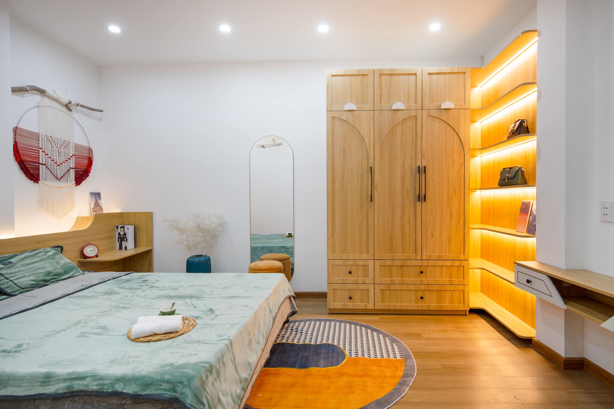 Hệ tủ quần áo, tủ trang trí với đường vòm tinh tế sử dụng chất liệu gỗ tự nhiên kết hợp đèn led