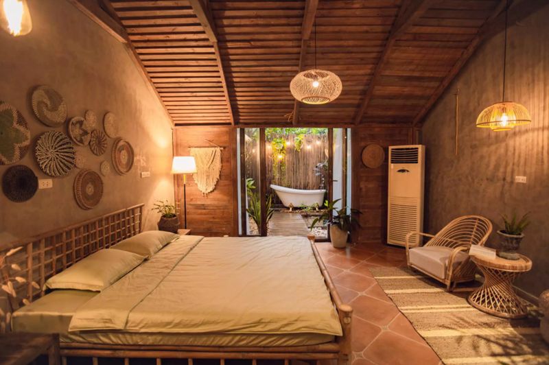 Không gian phòng ngủ được thiết kế theo phong cách Vintage, ứng dụng chất liệu gỗ tự nhiên kết hợp ánh sáng vàng ấm cúng