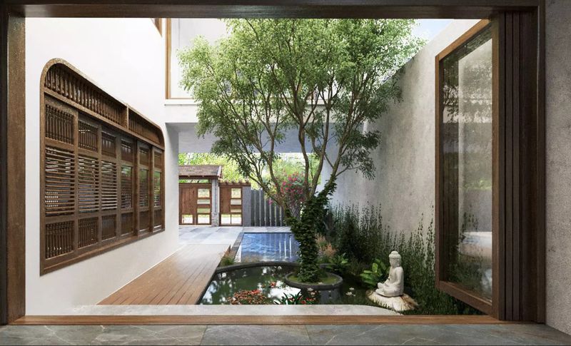 Hồ bơi và bể cá bên cạnh không gian phòng khách, điều hòa cho nhà luôn mát mẻ. Một chút không gian tĩnh tại thể hiện qua tượng Phật ngồi thiền.